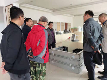河南省建設(shè)廳科技與標(biāo)準(zhǔn)處康處長、河南省建筑協(xié)會段秘書長、河南省建筑科學(xué)研究院黃工等一行蒞臨考察