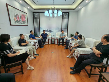 與鄭州工大科技總經(jīng)理王朝俊、副總經(jīng)理吳宏軍一行座談交流